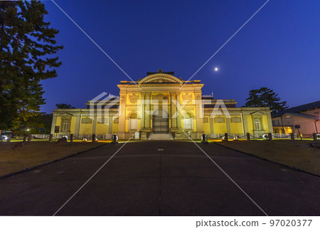奈良國立博物館奈良佛像館夜景（奈良縣奈良市） 97020377