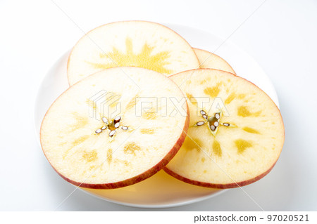 一個橫切的蘋果。 97020521