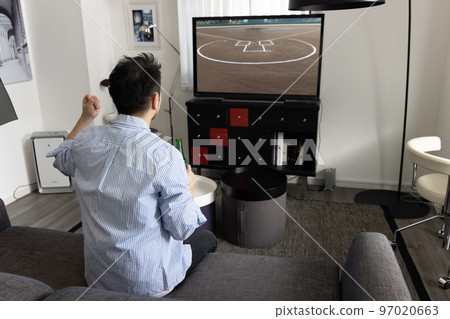 看棒球的男人 看棒球的男人 97020663