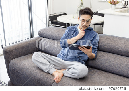 使用在沙發的一個人一種片劑 97020726