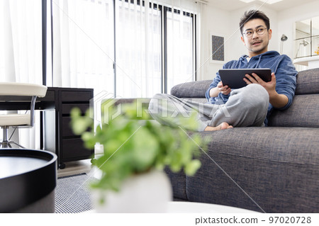 使用在沙發的一個人一種片劑 使用在沙發的一個人一種片劑 97020728