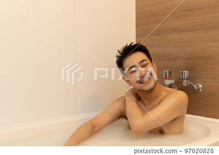 man having a massage in the bath 97020828