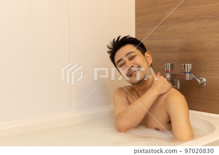 man having a massage in the bath 97020830