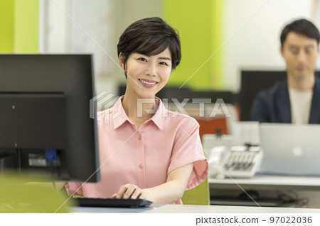 一個微笑著看著相機的女商人 一個微笑著看著相機的女商人 97022036