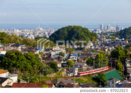 神戶電鐵1000係以大阪灣為背景攀登山口 97022823