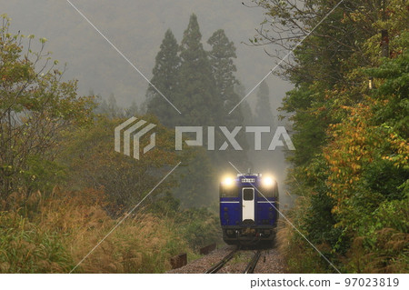 Tadami line of autumn leaves 97023819