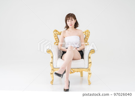 一個女人坐在椅子上 97026040