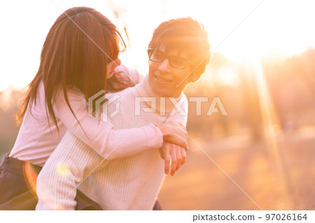 夕陽下的情侶 97026164