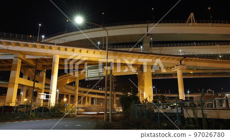 連接首都高速灣岸線和神奈川5號線大黑線的大黑十字路口的夜景 97026780