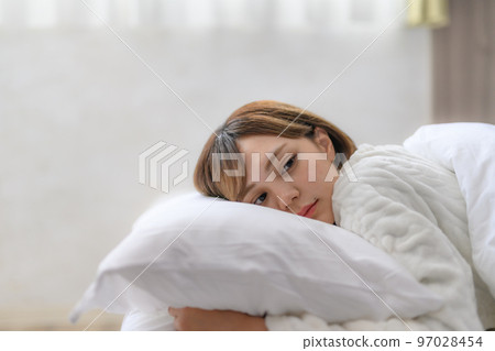 漂亮的女人在房間裡消磨時間 97028454