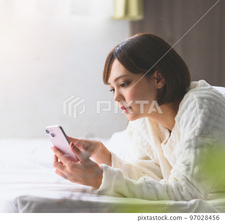 漂亮的女人在房間裡消磨時間 97028456