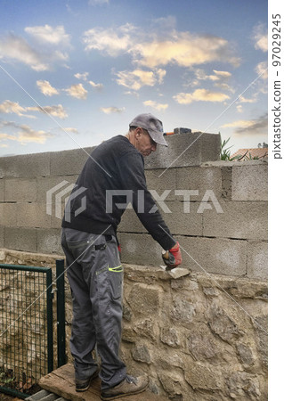mason worker bricklayer 97029245