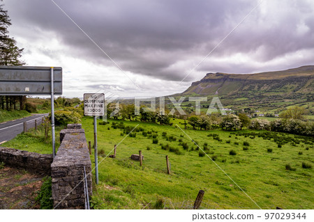 No dumping sign at the Glencar Lough view car park in the N16 in County Sligo, Ireland 97029344