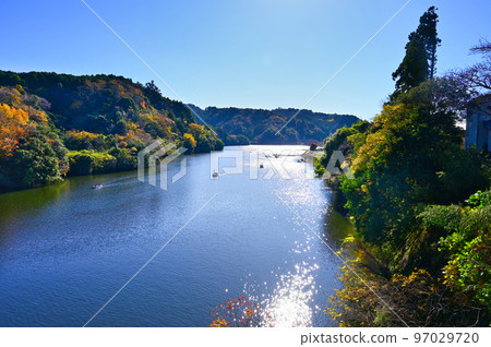 Chiba Prefecture Lake Kameyama in late autumn 97029720