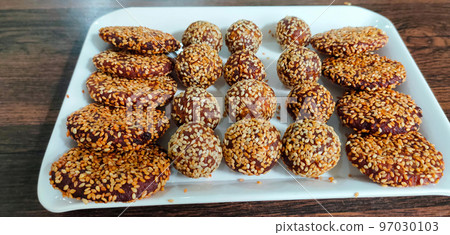 Anarsa : An authentic sweet snack especially made in the festive season like Diwali in Maharashtra and Bihar. It is a popular snack in the muslim communities of India and Pakistan 97030103