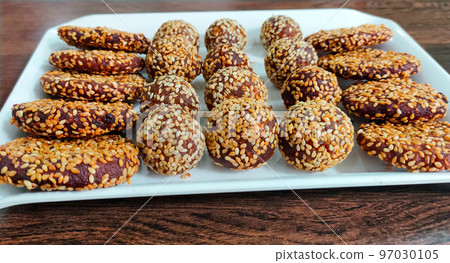 Anarsa : An authentic sweet snack especially made in the festive season like Diwali in Maharashtra and Bihar. It is a popular snack in the muslim communities of India and Pakistan 97030105
