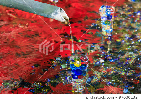 充滿秋色的岡寺三重塔和紅葉手水 充滿秋色的岡寺三重塔和紅葉手水 97030132