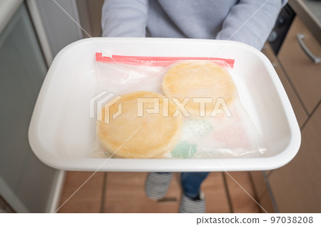 冷凍的韓式甜點火鍋 冷凍的韓式甜點火鍋 97038208