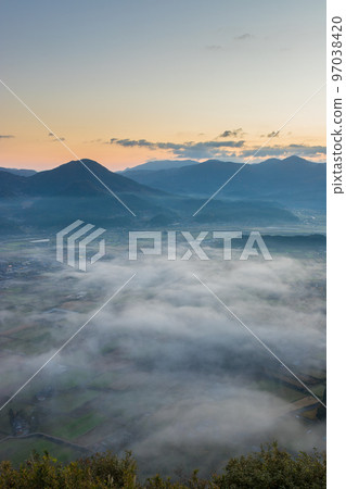 Sea of clouds and sunrise (Kusu Town, Oita Prefecture) Sea of clouds and sunrise (Kusu Town, Oita Prefecture) 97038420
