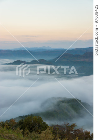 Sea of clouds and sunrise (Kusu Town, Oita Prefecture) Sea of clouds and sunrise (Kusu Town, Oita Prefecture) 97038425