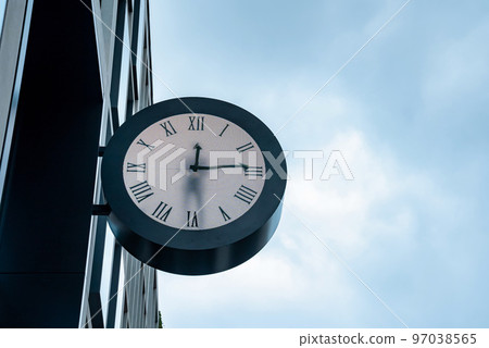 London, UK. July 10, 2022. Maarten Baas Real Time clock at Paddington London, UK. July 10, 2022. Maarten Baas Real Time clock at Paddington 97038565