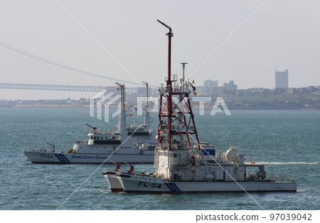 日本海岸警衛隊巡邏艦 FL04 Kairyu（退役）和 PC54 Nunobiki 97039042