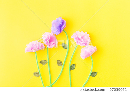 Bouquet of easy paper flowers. Craft with kids. Mother's day. Happy birthday. 97039051