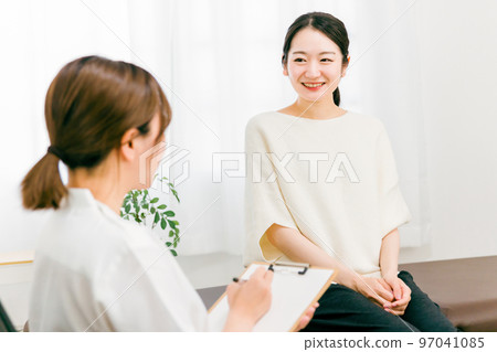 Patient Asian woman undergoing questioning and examination by doctors and nurses at hospitals, chiropractic clinics, osteopathic clinics, acupuncture and moxibustion clinics 97041085