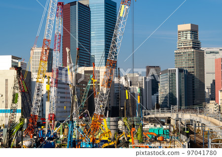 東京再開發 高輪 Gateway 站周圍的建築工程和起重機 2022.11a-1 97041780