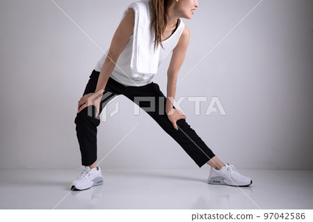 伸展的女人 97042586