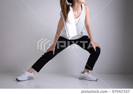 伸展的女人 97042587
