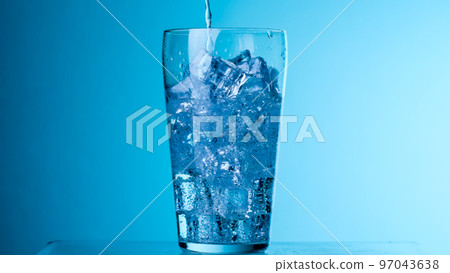 碳酸水倒入一杯冰中 97043638