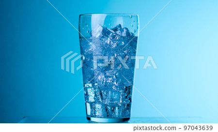 碳酸水倒入一杯冰中 97043639