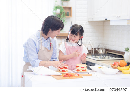 Family A girl and a mom who make pancakes 97044897