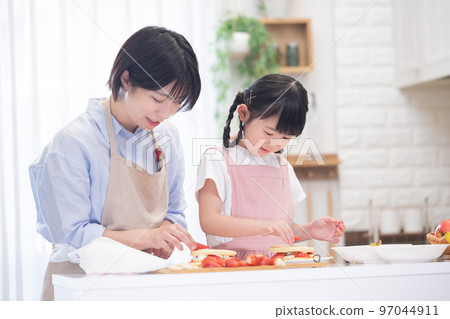 Family A girl and a mom who make pancakes 97044911