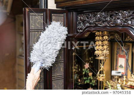 清潔佛壇 用撣子除塵 97045358