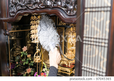 清潔佛壇 用撣子除塵 97045365