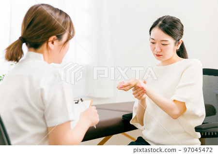 為骨科手術中患有腱鞘炎和手腕損傷的患者提供諮詢、檢查和訪談的醫生、護士和輔導員 為骨科手術中患有腱鞘炎和手腕損傷的患者提供諮詢、檢查和訪談的醫生、護士和輔導員 97045472