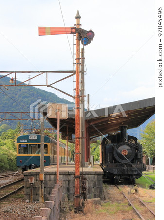 Inbound train and preserved SL stopping at Nishi-Fujiwara station platform of Sangi Railway Sangi Line 97045496