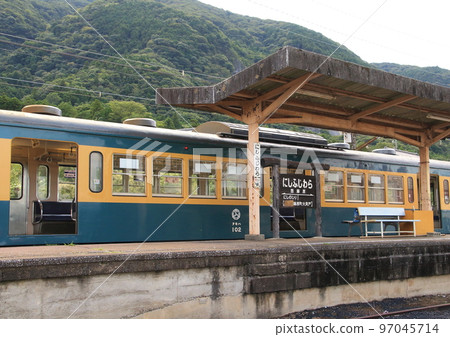 Inbound train stopping at the platform of Nishi-Fujiwara Station on the Sangi Railway Sangi Line Inbound train stopping at the platform of Nishi-Fujiwara Station on the Sangi Railway Sangi Line 97045714