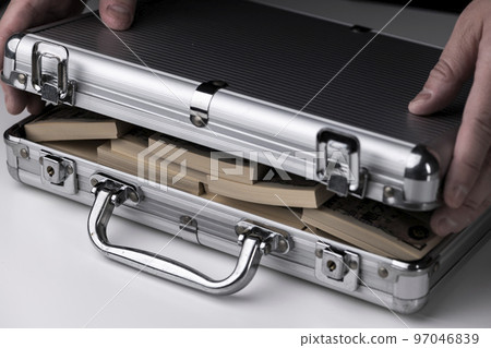 A large amount of 10,000 yen bills in an attache case 97046839