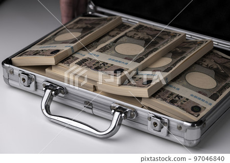 A large amount of 10,000 yen bills in an attache case 97046840
