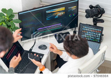 男性視頻/視頻創作者，視頻營銷，編輯，廣告活動，鳥瞰圖，雲台，2人，智能手機，說明書 97046984