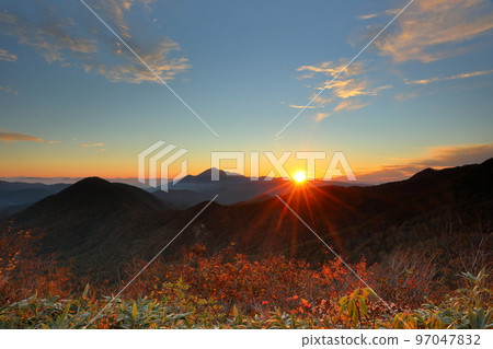 Inawashiro-cho, Yama-gun, Fukushima Prefecture: The sun setting over the mountains and the sunset sky from the Bandaiazuma Skyline Kunimidai parking lot 97047832