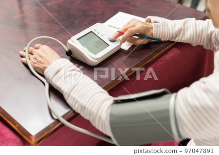 測量血壓的資深婦女 97047891