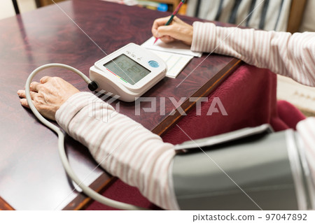 測量血壓的資深婦女 測量血壓的資深婦女 97047892