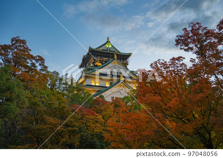 [秋葉]日落前的大阪城塔[秋天的大阪城公園] 97048056
