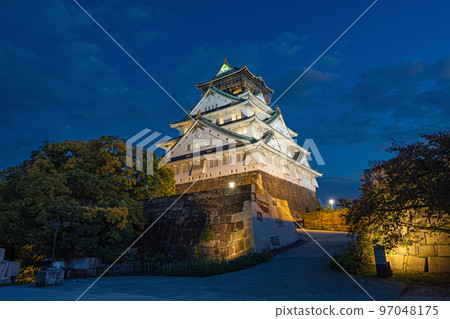 [Osaka Castle Park in Autumn] Illuminated Osaka Castle Tower 97048175
