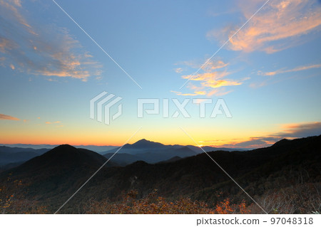 Inawashiro Town, Yama District, Fukushima Prefecture Bandai Azuma Skyline Kunimidai parking lot with the sunset sky and the silhouette of Mt. Bandai 97048318