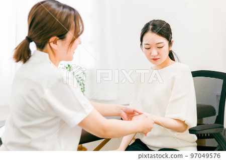 Doctors, nurses, counselors who counsel, examine, and interview patients who suffer from tenosynovitis and thumb injuries in orthopedics Doctors, nurses, counselors who counsel, examine, and interview patients who suffer from tenosynovitis and thumb injuries in orthopedics 97049576